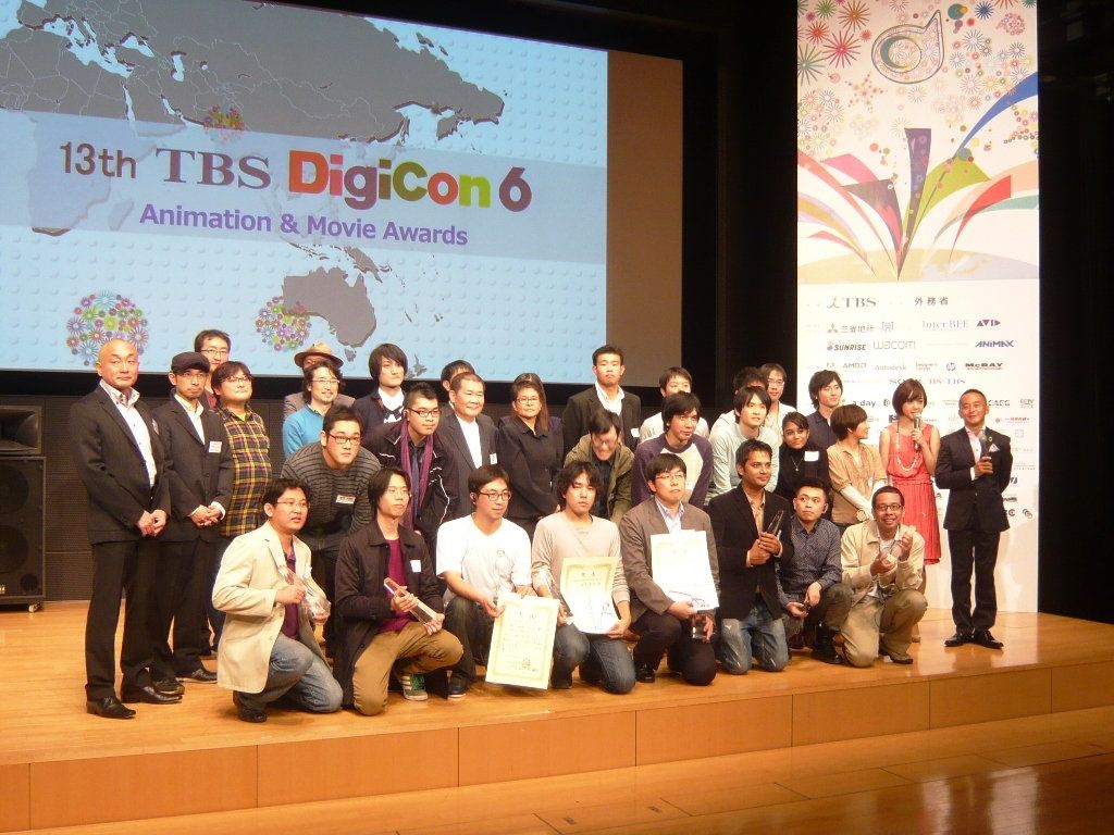 吴浩然(前排左二)与「第十三届TBS DigiCon6大赏」的其他得奖者大合照