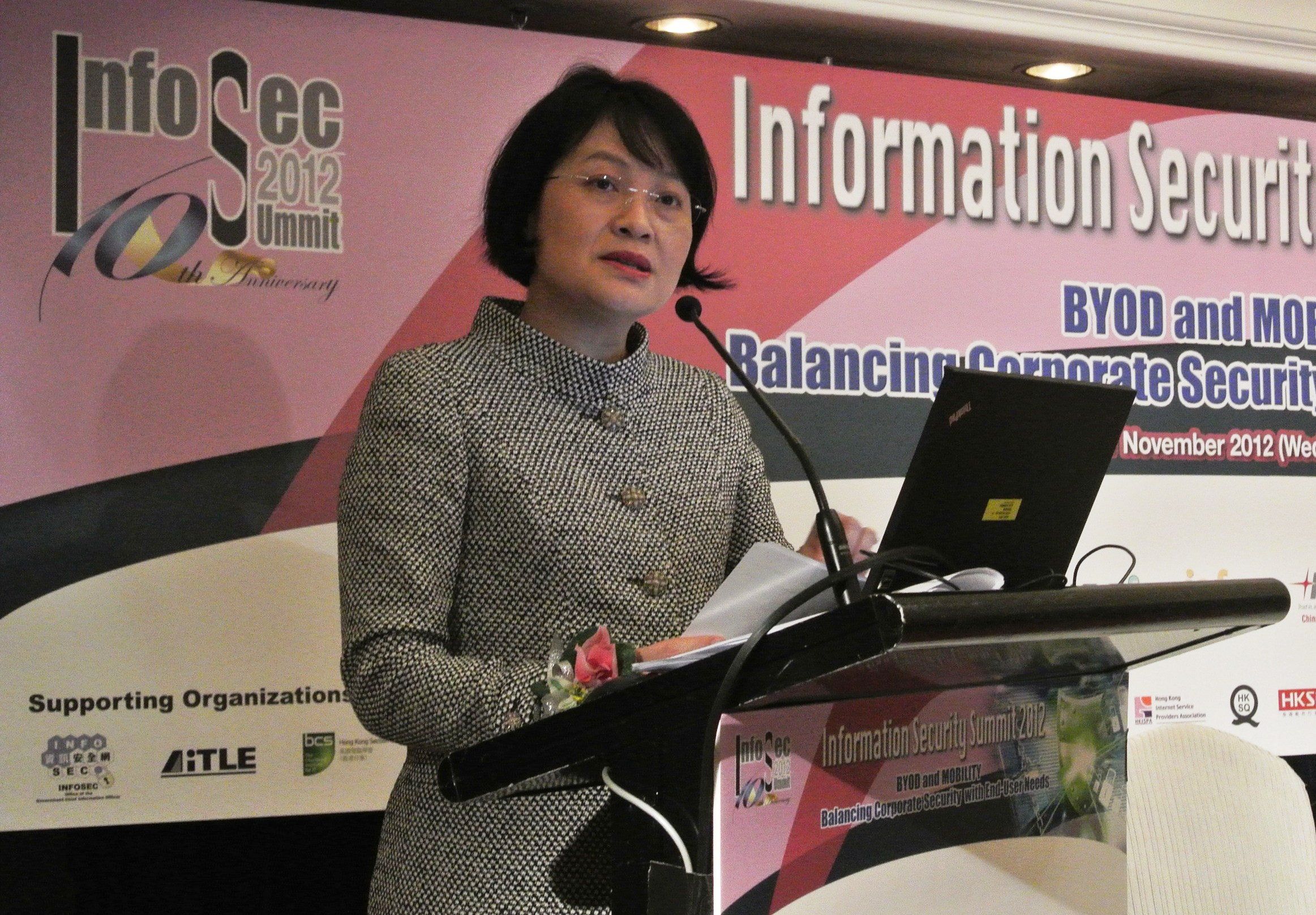 Mrs Agnes Mak, Executive Director of HKPC, gives welcoming address