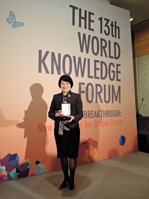 Mrs Agnes Mak, Executive Director of HKPC, and the 2012 Asian Most Admired Knowledge Enterprises Award