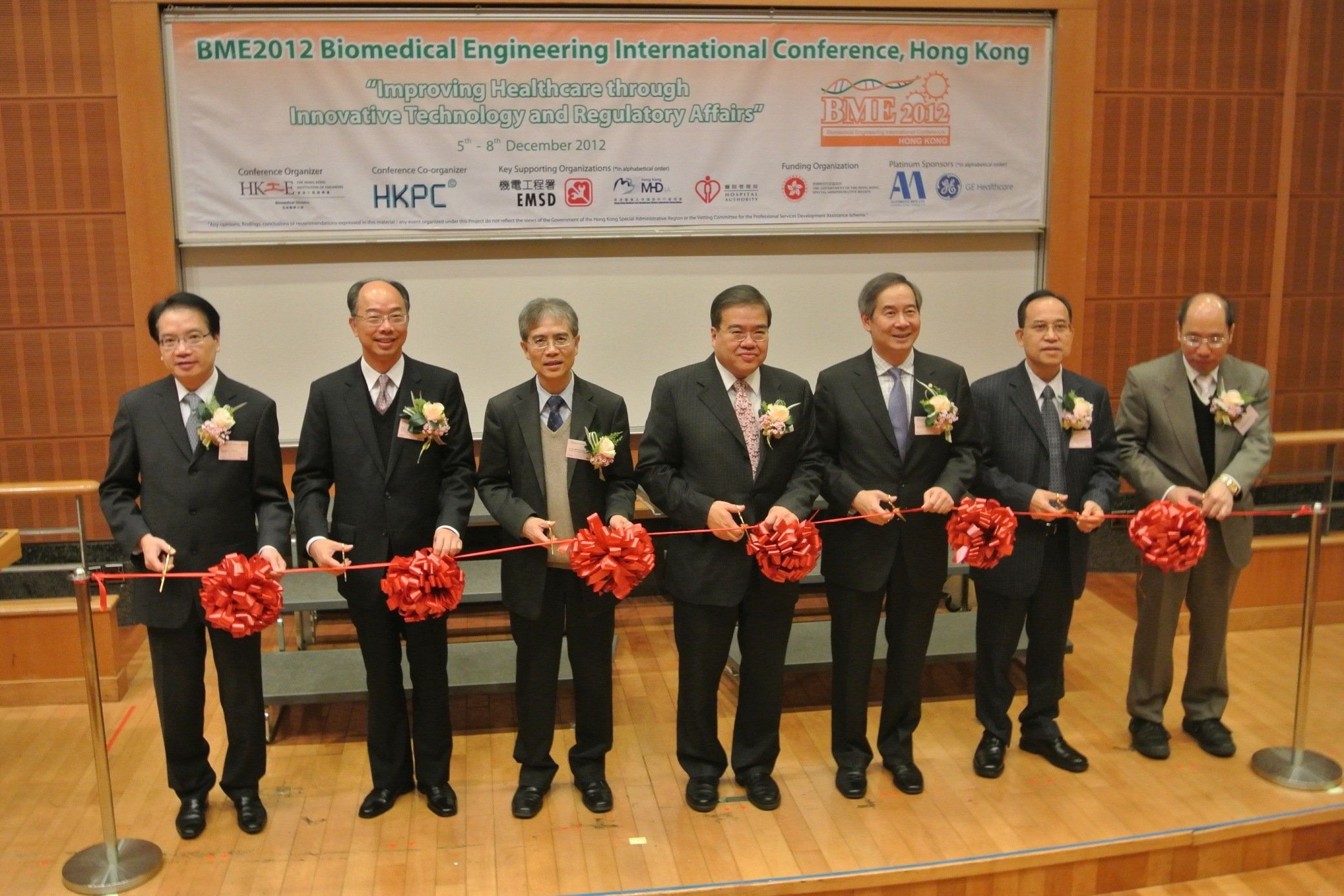 Mr Anthony Wu, Chairman of Hospital Authority (centre); Prof. Choy Kin-kuen, President of HKIE (third from left); Mr Clement Chen, Chairman of HKPC (third from right), and other officiating guests open the Conference