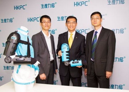 Mr Joseph Poon, Director (Technology Development) of HKPC (Centre); Mr Otto To, General Manager, Vincent Medical Manufacturing Co. Ltd. (Left), and Professor William Lu, Ng Chun-Man Professor in Orthopaedic Bioengineering, Department of Orthopaedics and Traumatology, Li Ka Shing Faculty of Medicine, HKU, parade the new ‘plaster cast-free’ bracing technology for fractures.