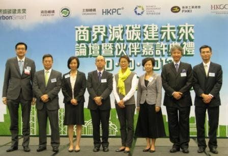 Christine Loh, Under Secretary for the Environment of the HKSAR Government (fourth from right), poses a photo with CarbonSmart organizer representatives and project management committee members