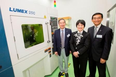 HKPC Chairman, Mr Clement Chen (left); Executive Director, Mrs Agnes Mak (centre) and Director (Technology Development), Mr Joseph Poon, showcase Hong Kong’s first hybrid metal 3D printing system.