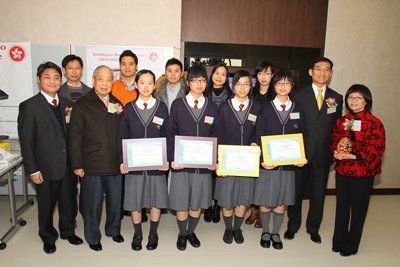 Mr Joseph Poon, Director (Technology Development) of HKPC, (front row, second from right) posed for a group photo with the Hong Kong winners of the Peru International Science Competition and co-organizers of the Future City Lighting Design Competition