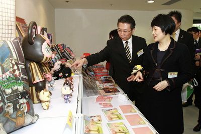 Mrs Agnes Mak, Executive Director of HKPC (right), and Mr Eric Yim, mentor of “Creative Mentorship Programme”, study the products of success match-ups from last year’s Showcase