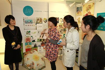 Mrs Agnes Mak, Executive Director of HKPC (first from left), talks with exhibitors of the Showcase