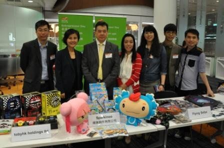 Mr Albert Cheung, President of the Innovative Entrepreneur Association (third from left); Ms Daisy Chow, Chair of the Organizing Committee of “Showcasing Creative Works to Inspire Cross Industry Matching in Commercial Applications 2014: Match-To-Win” (fourth from left); and Ms Rebecca Kwok, Senior Consultant, IT and Business Management Divison of HKPC (second from left), show off cross-sector products with exhibitor representatives of this year’s Cross Matching Pavilion.