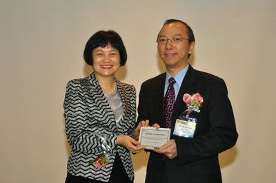 Mrs Agnes Mak, Executive Director of HKPC, presented a souvenir to Mr Victor  Lam, Deputy Government Chief Information Officer