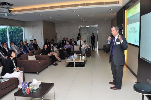 Mr Clement Chen, Chairman of HKPC, chairs the latest HK-INC consultation session to gauge the views of industry on the strategies to support SMEs under the economic downturn