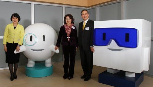 HKPC's new community ambassadors – 'Tec' (right) and 'Biz' (second from left), make their debut, who are welcomed by Mr Clement Chen (second from right), Chairman of HKPC, Miss Janet Wong (centre), Commissioner for Innovation and Technology of the HKSAR Government, and Mrs Agnes Mak, Executive Director of HKPC.