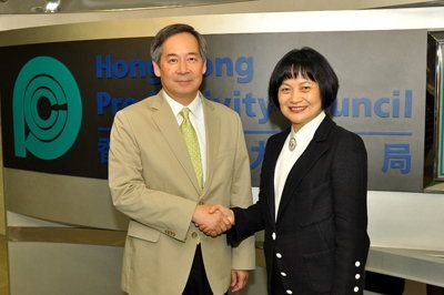 Mr Clement Chen (left), Chairman of the Hong Kong Productivity Council (HKPC), welcomes Mrs Agnes Mak Tang Pik-yee, Executive Director (designate) of HKPC