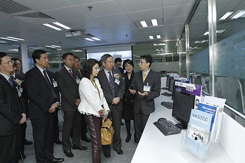 Commissioner for Innovation and Technology, Miss Janet Wong (third from right), accompanied by HKPC Chairman, Mr Clement Chen (second from right), and Executive Director, Mrs Agnes Mak (fourth from right), visit the Hong Kong Software Testing and Certification Centre