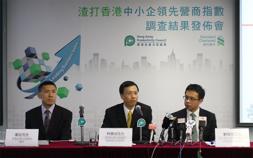 HKPC Director (Business Innovation), Mr Leo Lam (centre), and Consultant, Mr Gary Cheng (left), release the inaugural “Standard Chartered Hong Kong SME Leading Business Index”, with Mr Kelvin Lau, Senior Economist of Standard Chartered Hong Kong