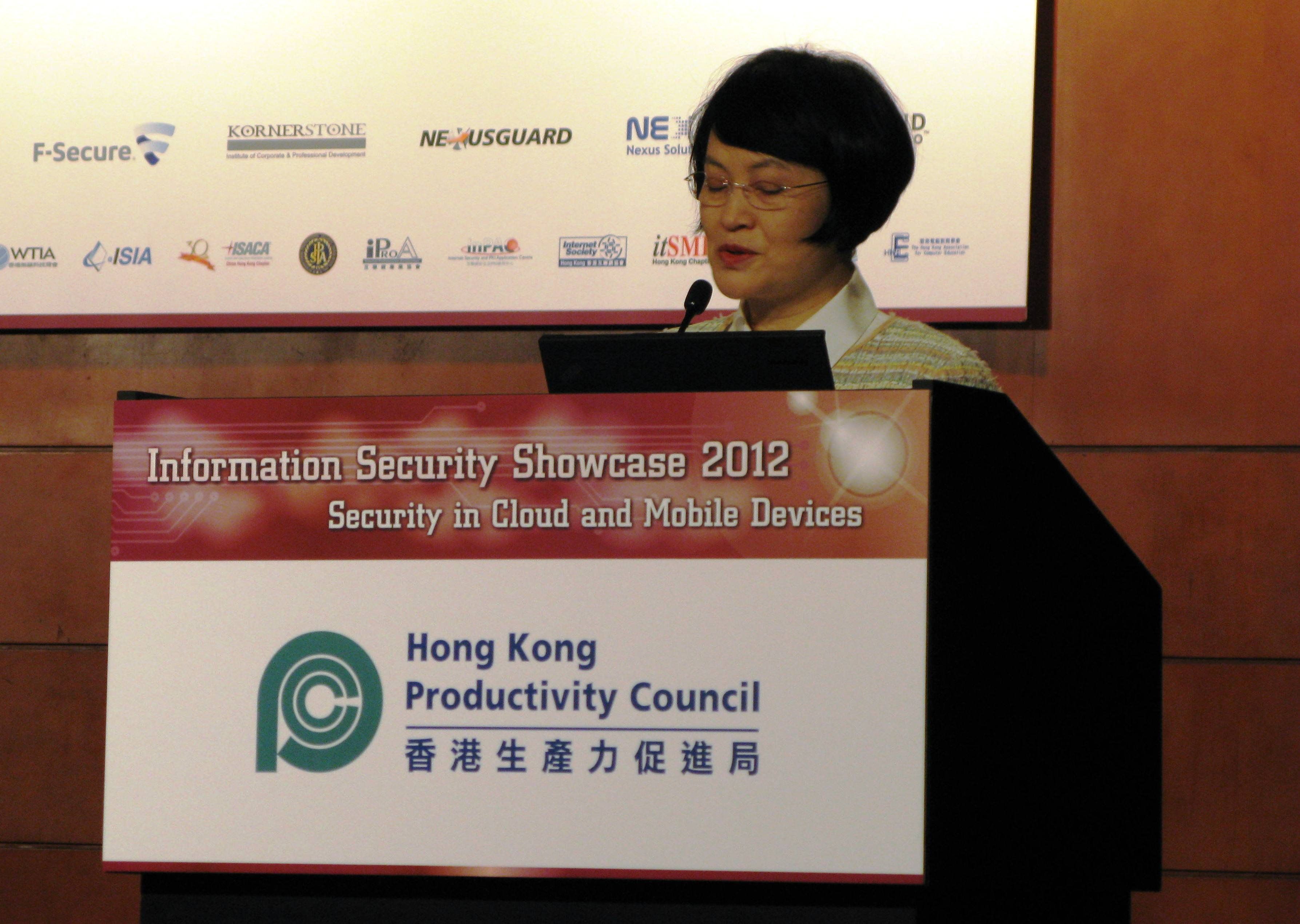 Mrs Agnes Mak, Executive Director of HKPC, gives welcoming address