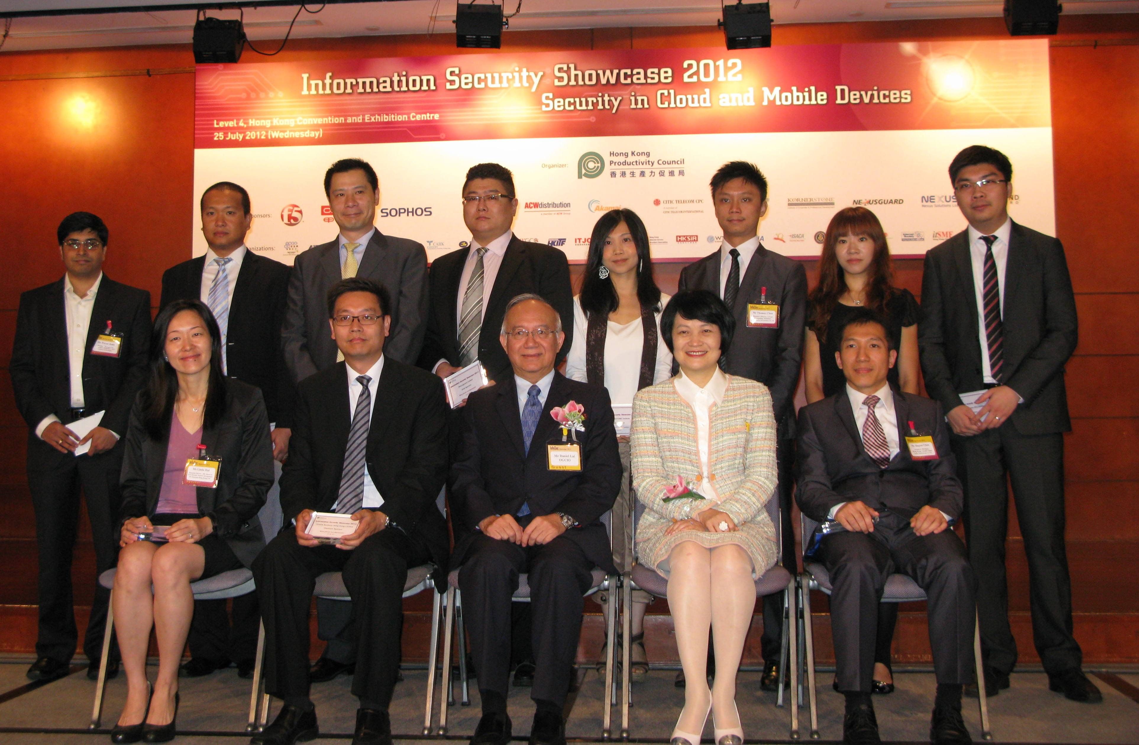 Mr Daniel Lai, Government Chief Information Officer of the HKSAR (front row, centre), and Mrs Agnes Mak, Executive Director of HKPC (front row, second from right), pose for a group photo with the event sponsors