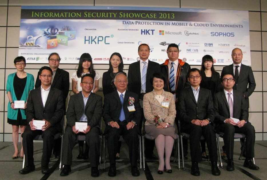 Mr Daniel Lai, Government Chief Information Officer of the HKSAR (front row, third from left), and Mrs Agnes Mak, Executive Director of HKPC (front row, fourth from left), pose for a group photo with the sponsors of the Information Security Showcase 2013