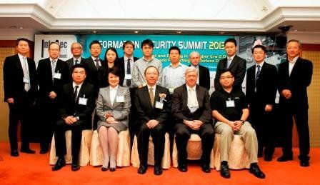 Mr Victor Lam, Deputy Government Chief Information Officer (Consulting and Operations) (front row, centre), accompanied by Mrs Agnes Mak, Executive Director of HKPC, and Mr Dale Johnstone, Chairman of “Information Security Summit 2013” organizing committee, pose for a group photo with the Summit’s co-organizers and sponsors