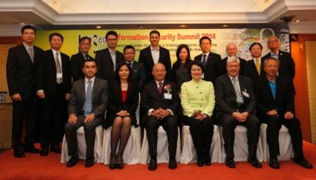  Mr Daniel Lai, Government Chief Information Officer (front row, third from left), accompanied by Mrs Agnes Mak, Executive Director of HKPC (front row, third from right), and Mr Dale Johnstone, Chairman of “Information Security Summit 2014(front row, second from right)” organizing committee, pose for a group photo with the Summit’s co-organizers and sponsors