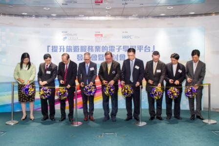 Dr Peter Lam, Chairman of the Hong Kong Tourism Board (Centre); Dr Simon Kwok, Chairman of QTSA (fourth from left); Mr Tommy Li, Chairman of QTSA SME Development Fund Project Committee (fourth from right), and Mr Gordon Lo, Acting Executive Director of HKPC (third from left), launch the “Digitalized Learning Platform for Service Enhancement in Tourism Service Industry” programme.