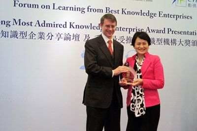 Mrs Agnes Mak, Executive Director of HKPC, receives the prize for Top Winner of the Hong Kong Most Admired Knowledge Enterprise Award 2012 from Mr Kim Salkeld, Head of the HKSAR Government's Efficient Unit