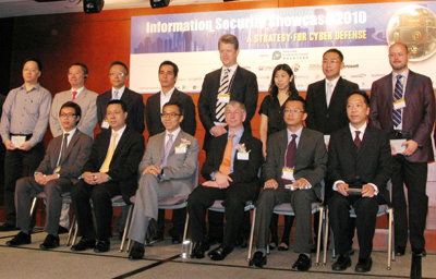 Mr Wilson Fung, Executive Director of HKPC, and Mr Jeremy Godfrey, Government Chief Information Officer, HKSAR Government, posed for a group photo with sponsor representatives of the 