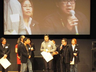 (Right to left): Cheung Kin-wah of RTHK and Matthew Chow of Simage accepted the Encouragement Award from Korean film director Kwak Jae-yong at the 12th TBS DigiCon6 Awards presentation ceremony. Hong Kong film director Alex Law was also a presenter at the ceremony.