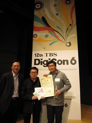 (Right to left): Matthew Chow of Simage and Cheung Kin-wah of RTHK posed a photo with Fritz Chiu, Principal Consultant (IT Industry Development) of HKPC