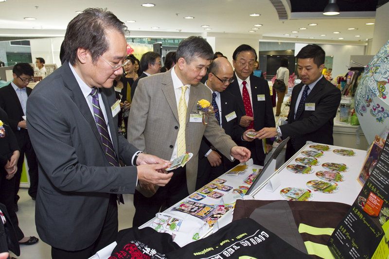 (From left) Mr Jerry Liu, Head of CreateHK; Mr Albert Cheung, President of IEA; and Mr Tony Lam, Acting Executive Director of HKPC, take a close look at the products of success match-ups from past Showcase projects