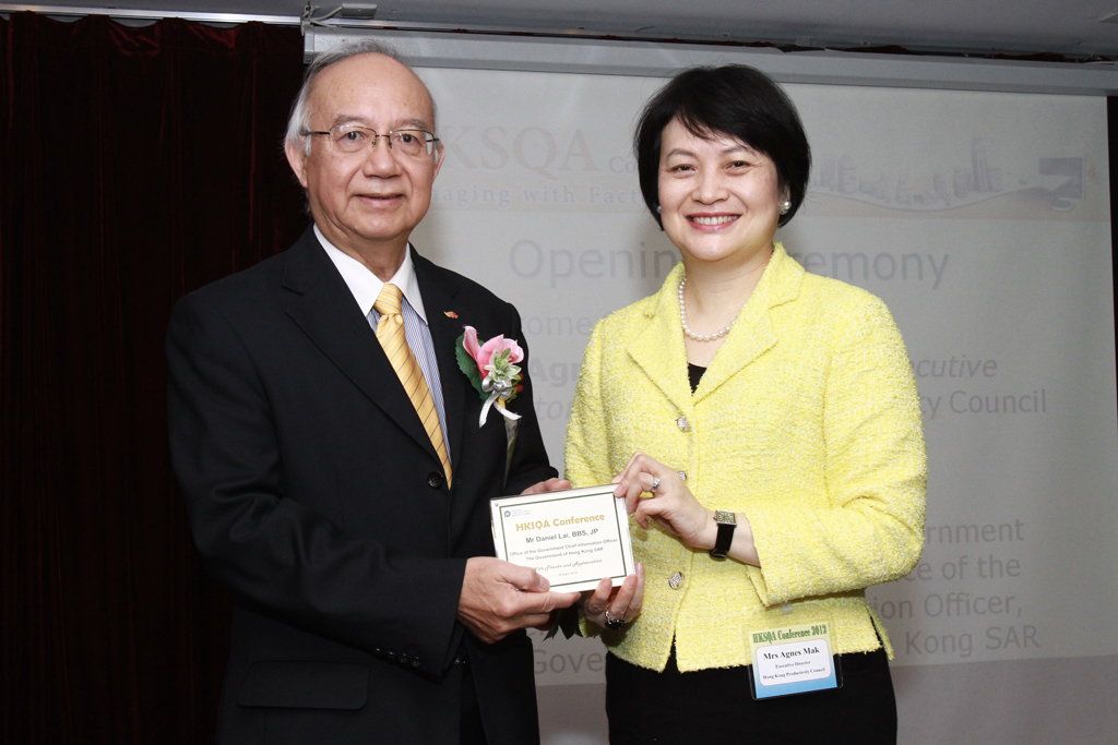 Mrs Agnes Mak (Right), Executive Director of HKPC, presents a souvenir to Mr Daniel Lai, Government Chief Information Officer of the HKSAR