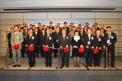 Dr York Chow, Secretary for Food and Health of the HKSAR Government (centre), accompanied by Dr Chan Fuk-cheung, Senior Vice President of Hong Kong Institution of Engineers (third from left), and Mrs Agnes Mak, Executive Director of the Hong Kong Productivity Council (fourth from right), opened the “BME2010 Hong Kong Biomedical Engineering International Conference and Pre-Conference Workshop”.