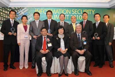 (Seated, from left to right) Mr Eric Lam, Assistant Director (Support Branch), Office of the Telecommunications Authority of HKSAR Government; Mrs Agnes Mak, Executive Director of HKPC, and Mr Dale Johnstone, Chairman of the  “Information Security Summit 2010” organizing committee, posed for a group photo with Summit co-organizers