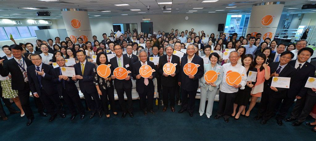 Mr John Tsang, Financial Secretary of the HKSAR (centre); the Foundation’s President, Dr Edward Chan (seventh from right); HKPC Executive Director, Mrs Agnes Mak (sixth from right), pose for a group photo with the representatives of the Foundation, HKPC, ‘Happy Company’ and ‘Happy Organization’