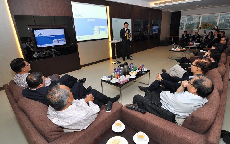 Mr Joseph Poon, Director (Technology Development) of HKPC (centre), addresses the “Hong Kong Industry Network Clusters” (HK-INC) consultation session on the critical components industry