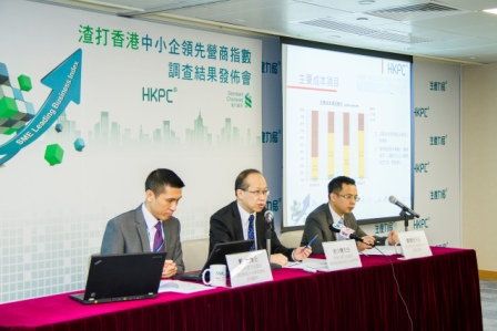 (From left to right): Mr Gary Cheng, Senior Consultant (IT and Business Management); Mr Gordon Lo, General Manager (IT and Business Management) of HKPC; and Mr Kelvin Lau, Senior Economist of Standard Chartered Hong Kong, announce the survey results of the 