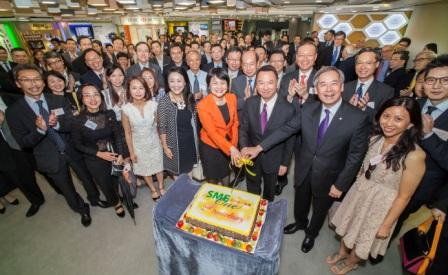 All smiles for Mr Andrew Wong, Permanent Secretary for Commerce and Economic Development (Commerce, Industry and Tourism) of the HKSAR Government (third from right); HKPC Chairman, Mr Clement Chen (second from right); Executive Director Mrs Agnes Mak (fourth from right); and business and industry partners to mark two years of partnership at SME One. 