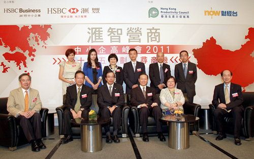 Mr Clement Chen, Chairman of HKPC (seated, first from left); Mr Albert Chan, HSBC Head of Commercial Banking Hong Kong (seated, third from right); and Mrs Agnes Mak, Executive Director of HKPC (back row, third from left), posed for a group photo with guest speakers and co-organizer representative of the 