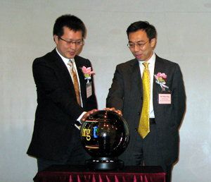 The Hon Dr Samson Tam, Legislative Council Member, (left) and Mr Wilson Fung, Executive Director of HKPC, officiated the launch of the HKSQA Resource Centre website