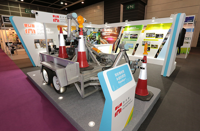 With its development initiated by the HyD of the HKSAR Government, the “Robot System for the Placement and Collection of Traffic Cones and Lanterns in Road Works” co-invented and successfully built by the HyD and HKPC, claims the Construction Safety 2nd Prize in the CIC Construction Innovation Award 2019.