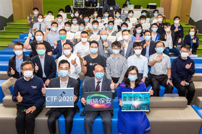 「香港網絡保安新生代奪旗挑戰賽2020」的頒獎嘉賓、協辦機構及贊助機構的代表與一眾得獎學生合照。