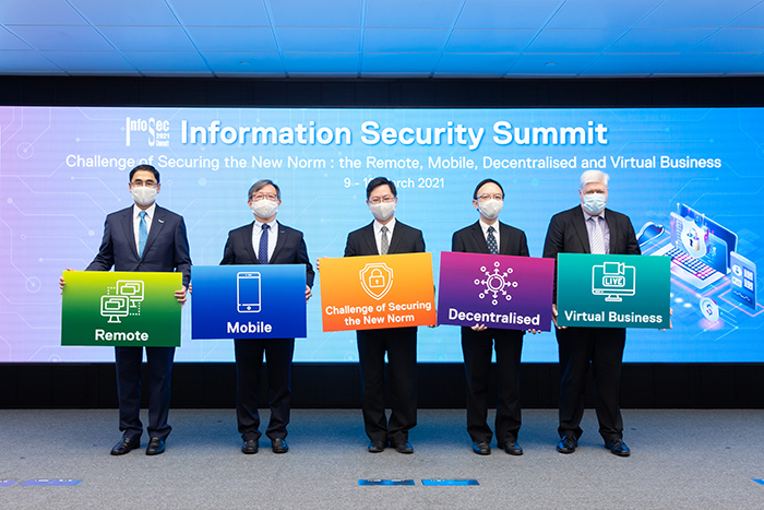 The opening ceremony of the “Information Security Summit 2021” was officiated by Mr Alfred Sit, Secretary for Innovation and Technology (centre), and Mr Victor Lam, Government Chief Information Officer of the HKSAR Government (second from right), along with Mr Willy Lin, Chairman (second from left), and Mr Mohamed Butt, Executive Director of HKPC (first from left), as well as Mr Dale Johnstone, Chairman of Organising Committee of the Summit.