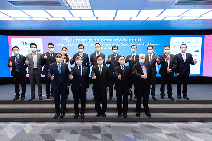 Mr Alfred Sit, Secretary for Innovation and Technology (front row, centre), and Mr Victor Lam, Government Chief Information Officer of the HKSAR Government (front row, second from right), along with Mr Willy Lin, Chairman (front row, second from left), and Mr Mohamed Butt, Executive Director of HKPC (front row, first from left), as well as Mr Dale Johnstone, Chairman of Organising Committee of the “Information Security Summit 2021” (front row, first from right), posed for a group photo with the organisers of the Summit.