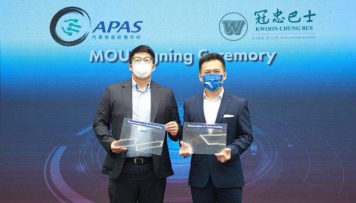 Dr Lawrence Poon, General Manager, APAS (right) and Mr Timothy Wong, Chief Operating Officer, Kwoon Chung Bus Holdings Limited (left) signed the MOU to promote the service of shuttle bus with autonomous driving technology.