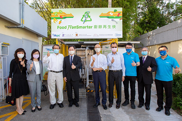 Mr Wong Kam-sing, Secretary for the Environment (centre); Mr Alfred Sit, Secretary for Innovation and Technology (fourth from left); Dr David Chung, Under Secretary for Innovation and Technology (second from right) and Ms Rebecca Pun, Commissioner for Innovation and Technology of the HKSAR Government (second from left); were accompanied by Dr Lawrence Cheung, Chief Innovation Officer of HKPC (third from right); Professor Rocky Tuan, Vice-Chancellor and President of CUHK (third from left), Mr Eric Ng, Vice-President (Administration) and University Secretary of CUHK (fourth from right), and Mrs Cecilia Lam, Chief Sustainability Officer, and Director, Social Responsibility and Sustainable Development Office of CUHK (first from left) and Dr Anthony Ma, Principal Consultant, Green Living and Innovation of HKPC (first from right) to visit “Food TranSmarter” at CUHK. Through demonstration of food waste tipping and treatment, and slurry transportation processes, they acquired a better understanding on how “Food TranSmarter” offers a simple, clean and hygienic solution to the collection and shipping of food waste.