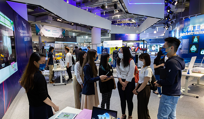 Organised by the HKPC, the “Smarter Talent Gala” successfully attracted more than 200 talents. They had the first-hand experience of the I&T environment and learned more about the I&T works at HKPC.