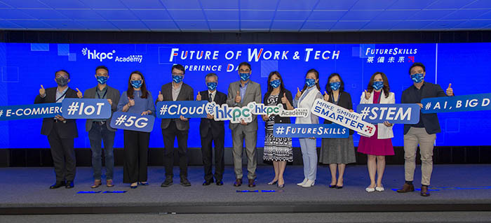HKPC’s “Future of Work & Tech Experience Day” was kicked off by Mr Mohamed Butt, Executive Director of HKPC (centre), Dr Lawrence Cheung, Chief Innovation Officer of HKPC (forth from left), Ms Eliza Ng, Chief People and Culture Officer of HKPC (fifth from right), Ms Karen Fung, General Manager, InnoPrenuer (SME & Startup Growth) and FutureSkills of HKPC (third from left) and various executives and HR experts in the industry.