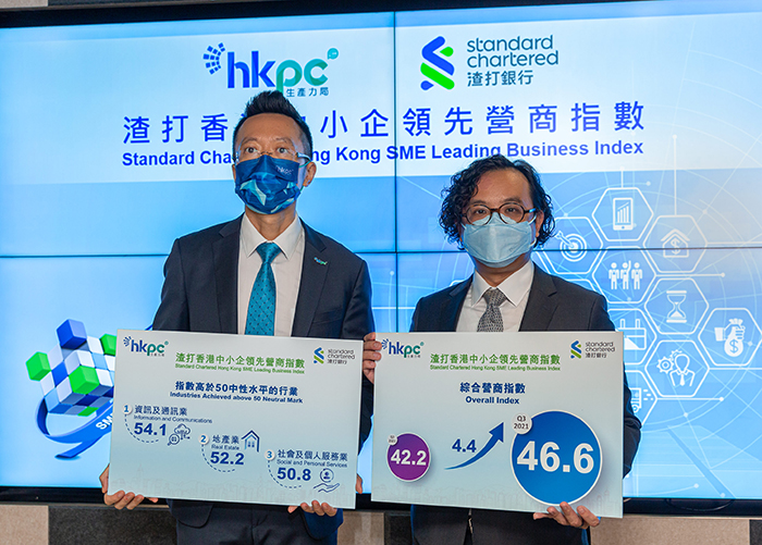Mr Edmond Lai, Chief Digital Officer of HKPC (left); and Mr Kelvin Lau, Senior Economist, Greater China, Global Research, Standard Chartered Bank (Hong Kong) Limited (right), announced the Q3 overall Index standing at a three-year high of 46.6 at the press conference of “Standard Chartered Hong Kong SME Leading Business Index Q3 2021”. The results show a return of business confidence of SMEs and three industries namely Information and Communications, Real Estate and Social and Personal Services have scored an industry index of over 50.