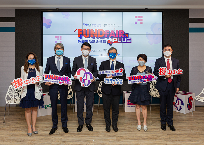 Mr Edward Yau, Secretary for Commerce and Economic Development (third from left); Ms Pamela Mak, President of Hong Kong Small and Medium Enterprises Association (second from right); Mr Calvin Chau, President of The Hong Kong General Chamber of Small and Medium Business (second from left); Mr Frank Fang, Head of Commercial Banking, Hong Kong, HSBC (first from right) and Mr Willy Lin, Chairman of HKPC (third from right) took part in the opening thematic seminar hosted by Ms June Lam, media professional (first from left) to share the latest government policy directions in supporting enterprises and discuss about the advantages of doing business in Hong Kong and the development opportunities in the GBA.