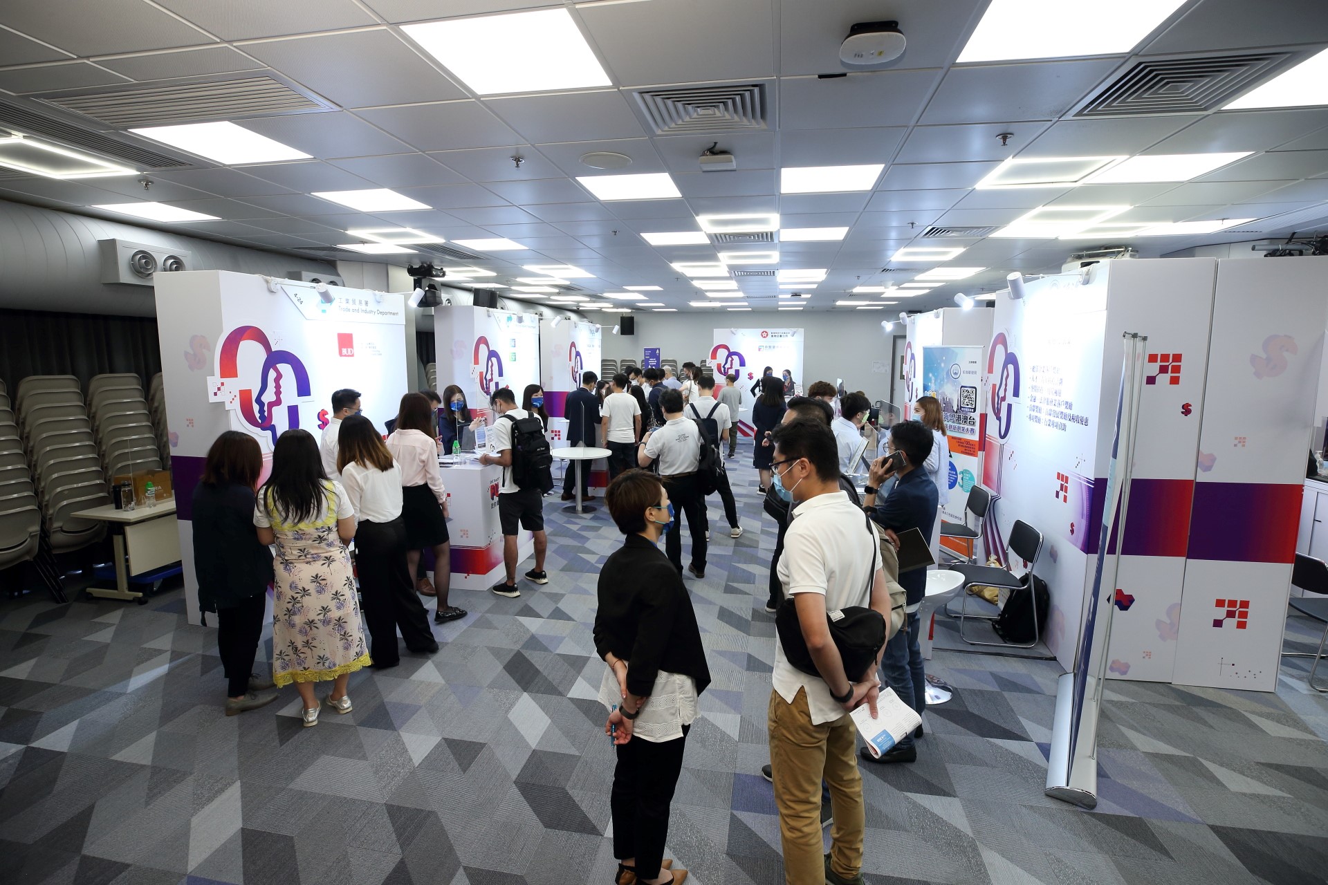 Organised by HKPC, “SME ReachOut – 2021 Fund Fair PLUS” attracted overwhelming response as it provided SMEs and industries with timely and appropriate support.