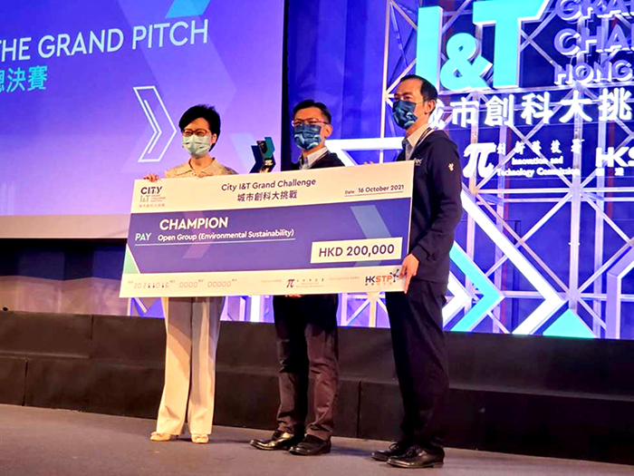 Mrs Carrie Lam, Chief Executive of the HKSAR (left), presents the winner trophy and cheque of the Champion of the Open Group (Environmental Sustainability) category of the first-ever City I&T Grand Challenge to representatives of R&D team of Food TranSmarter, Dr Anthony Ma, Principal Consultant (centre) and Dr Vinci Lee, Senior Consultant (right), Green Living and Innovation Division of HKPC