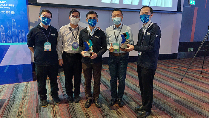 HKPC’s R&D team, led by Mr Du Yonghai, General Manager (second from right), and Dr Anthony Ma, Principal Consultant (centre), of Green Living and Innovation Division, has been crowned the Champion of the Open Group (Environmental Sustainability) category and won the Most Favoured Award at the City I&T Grand Challenge for its Food TranSmarter.